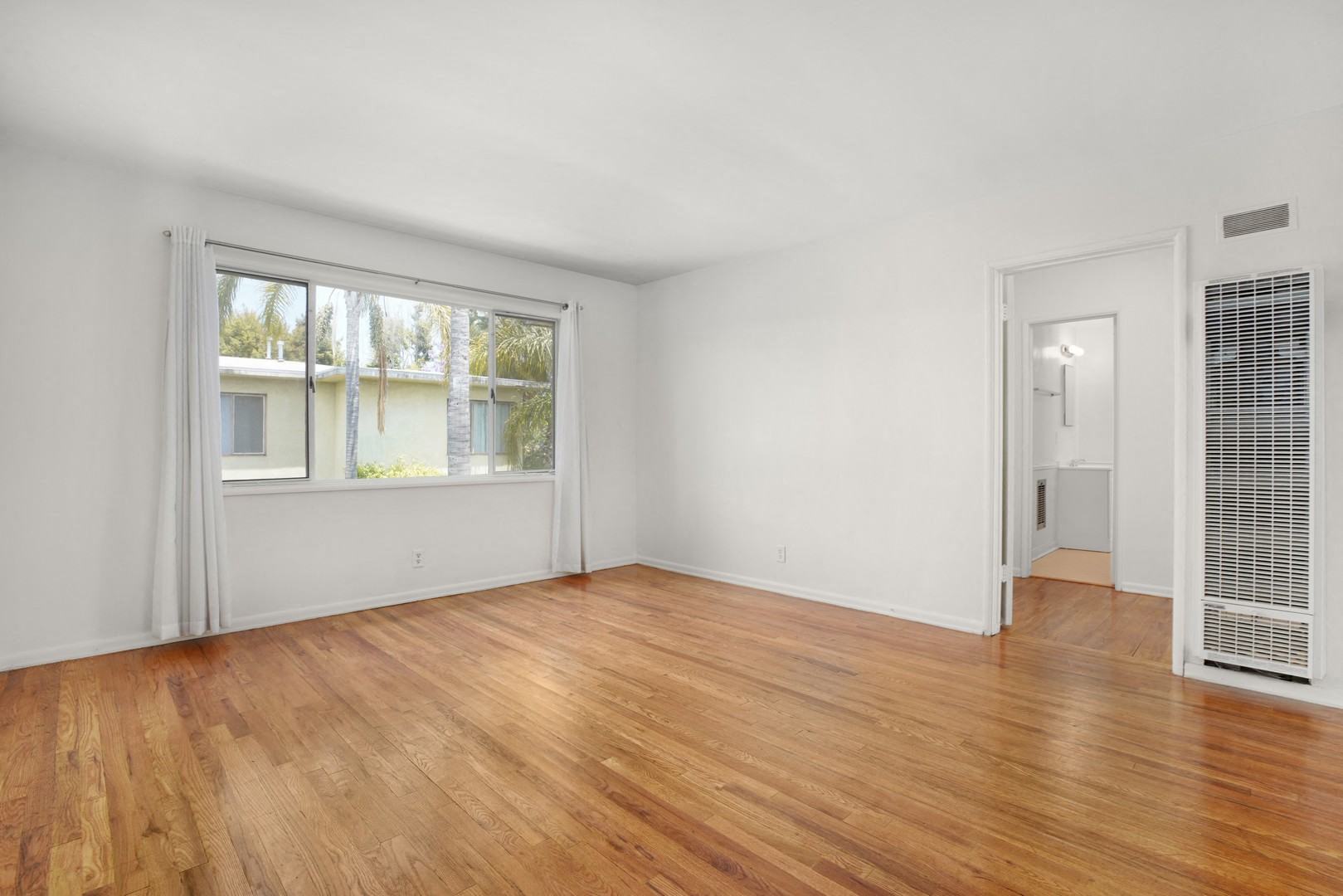 http://cdn.rentcafe.com/dmslivecafe/2/40772/Living Rm(2).jpg
